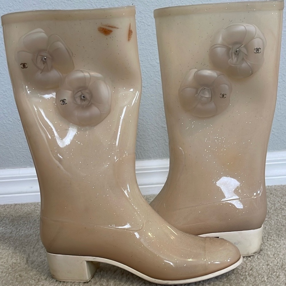 CHANEL Cream Glossy Winter Rain Boots